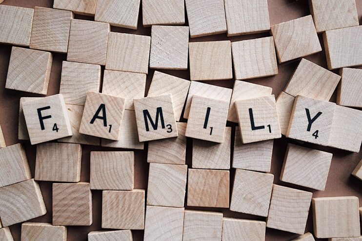 Scrabble-blokjes vormen het woord Family