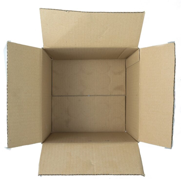 Een open nog lege kartonnen doos om te verhuizen