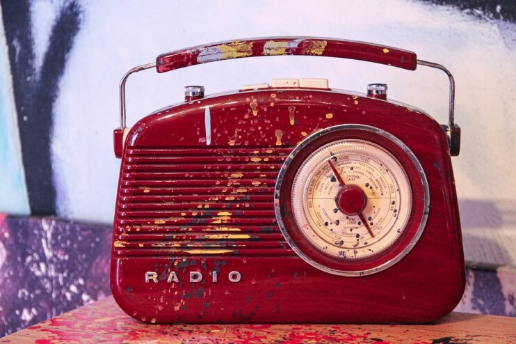 Oude vintage rode radio met verspatters via Pixabay