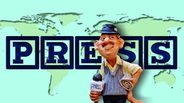 Verslaggever staat voor een wereldkaart met het woord Press erop