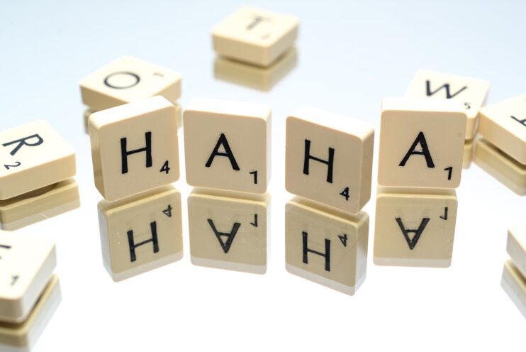 Scrabble-letters vormen het woord HAHA