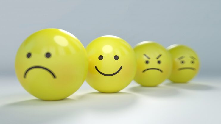 Vier verschillende emoties verbeeld door vier smileys, namelijk verdrietig, blij, boos en angstig