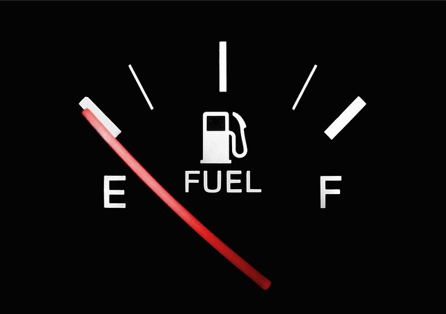 Een brandstofmeter waarop de wijzer aangeeft dat de tank moet worden gevuld met benzine.