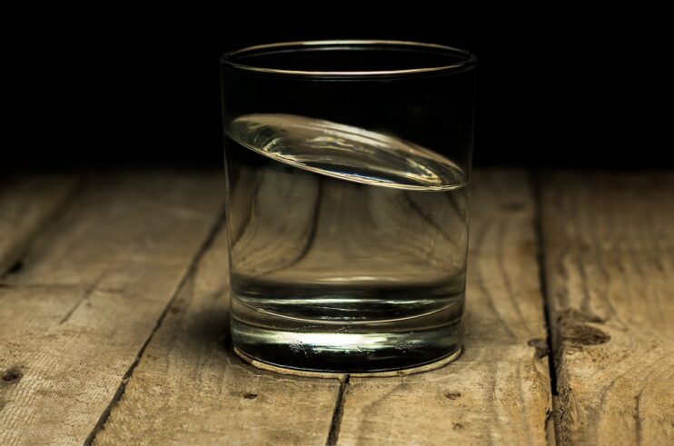 Een scheefstaand glas vol water