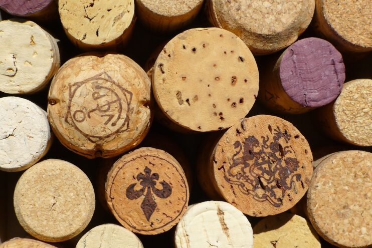 Een boel wijnkurken bij elkaar. Afbeelding van evondue via Pixabay.