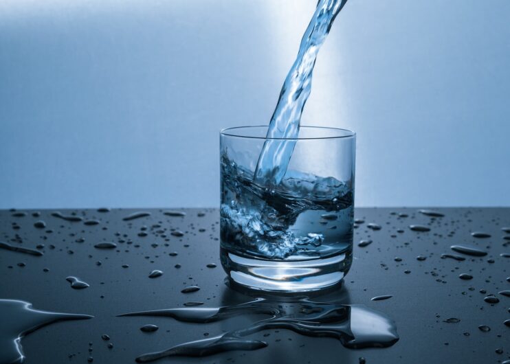 water schenken in glas blauw