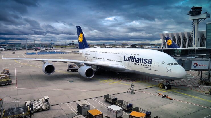Een vliegtuig van Lufthansa staat op een vliegveld.