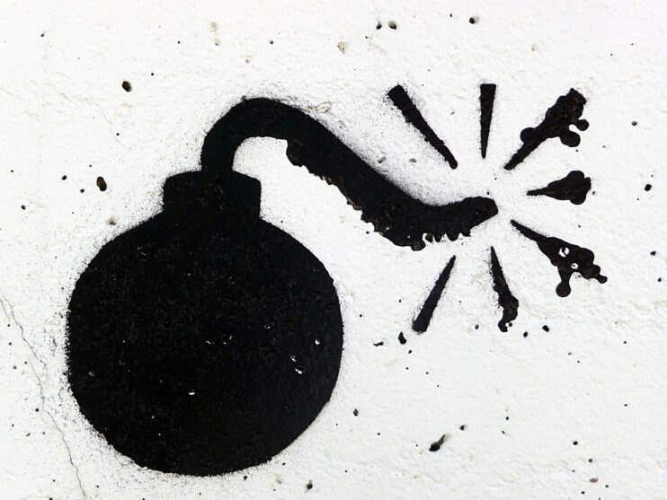 Graffiti van een bom met een brandende lont, angst voor kerndreiging. Afbeelding van Anthony via Pixabay.