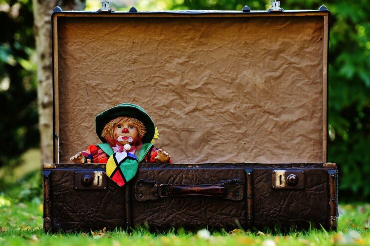 Verdrietige clown in een openstaande koffer