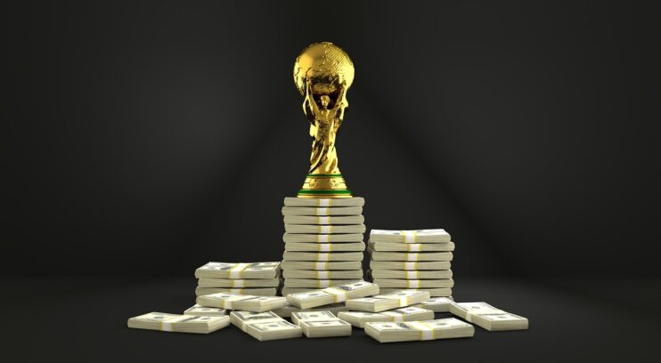 De FIFA-wereldbeker staat op stapels bankbiljetten