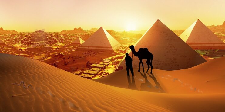 Een meneer met een kameel kijkt uit op piramides in Egypte
