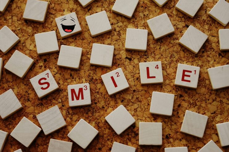 Het moet vooral gezellig blijven, het woord smile in houten blokjes en erbij een lachend gezicht op een blokje
