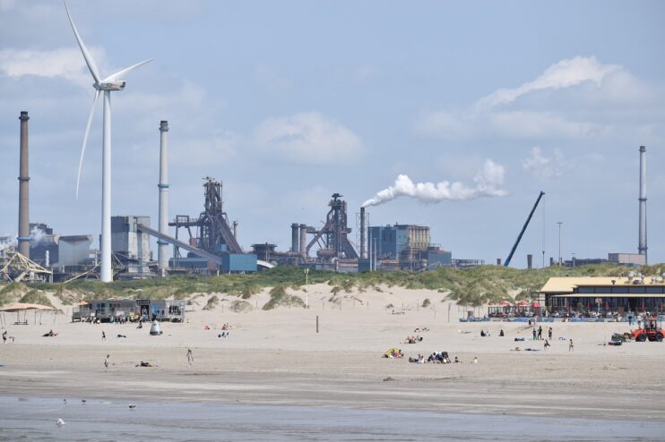 Het strand van Velsen met op de achtergrond de ijzerfabriek Tata Steel - eerder Koninklijke Hoogovens