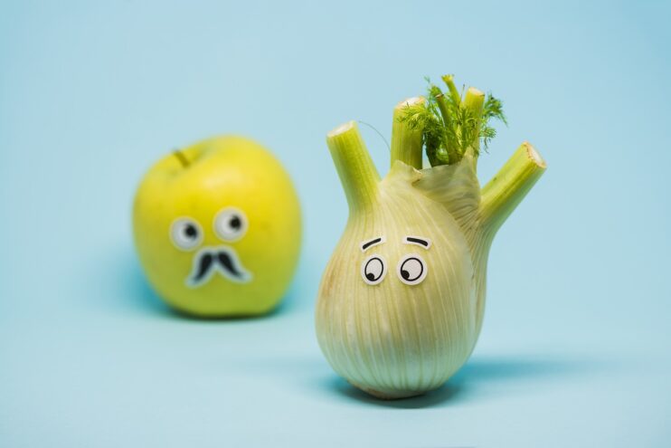 Voorlichtingscampagnes over voeding werken niet, een gele appel kijkt verbaasd naar een verschrikte venkelknol
