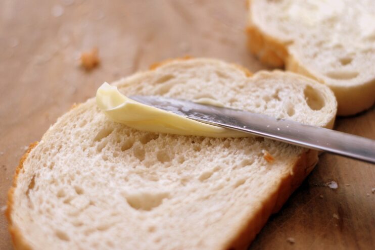 Brood met mes en boter
