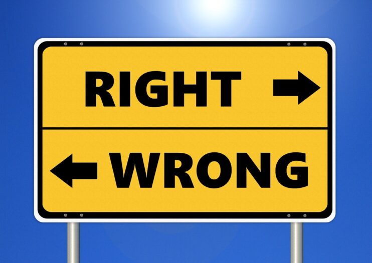 Verkeersbord met pijl richting 'right' en een pijl richting 'wrong'